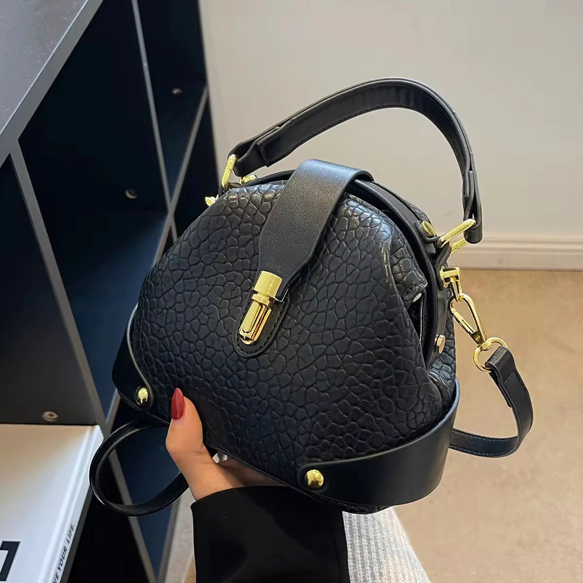 EVERYDAY SLING BAG