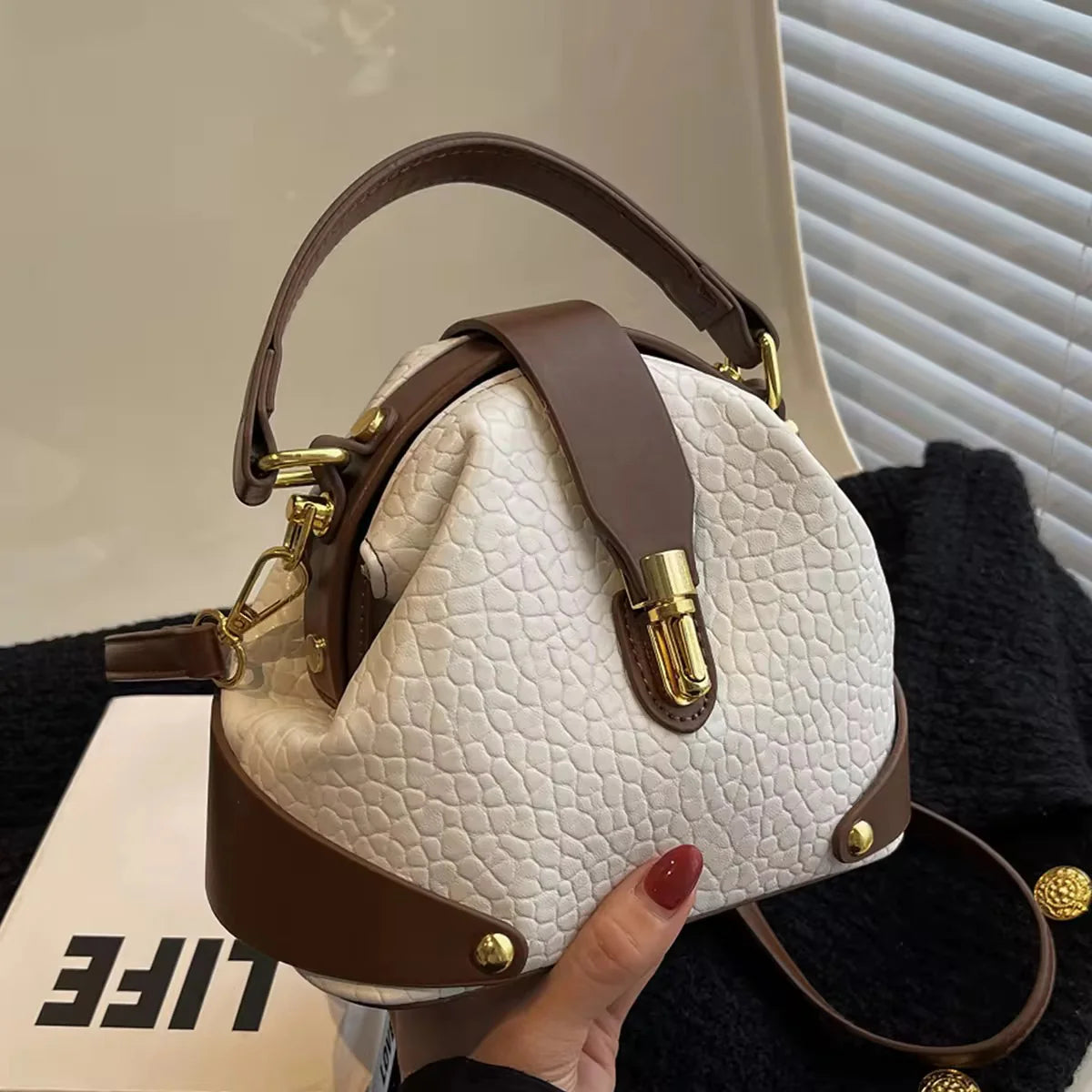 EVERYDAY SLING BAG
